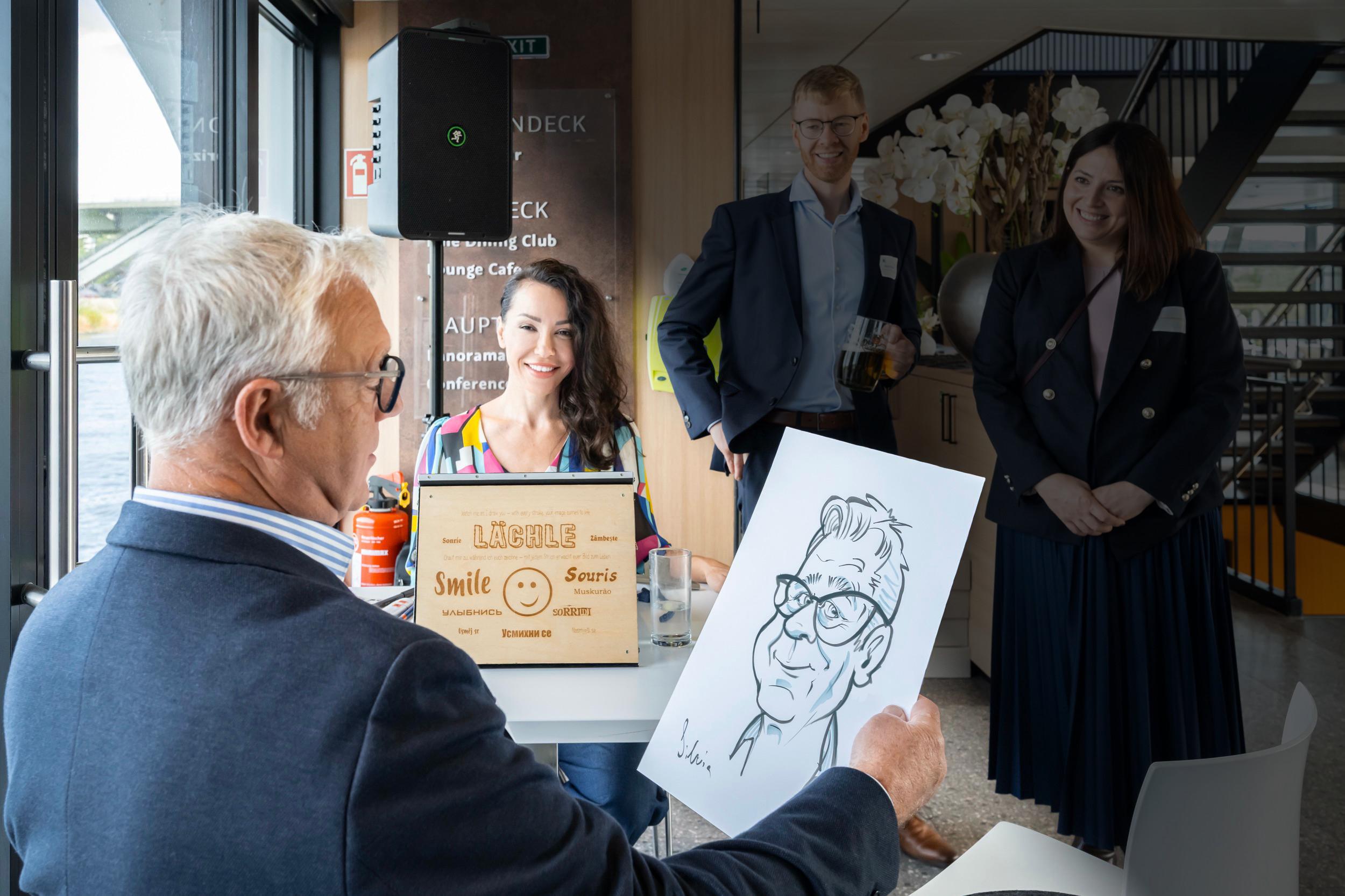 Schnellzeichnerin Silvia zeichnet live ein Karikatur-Porträt für einen Gast auf einem Event