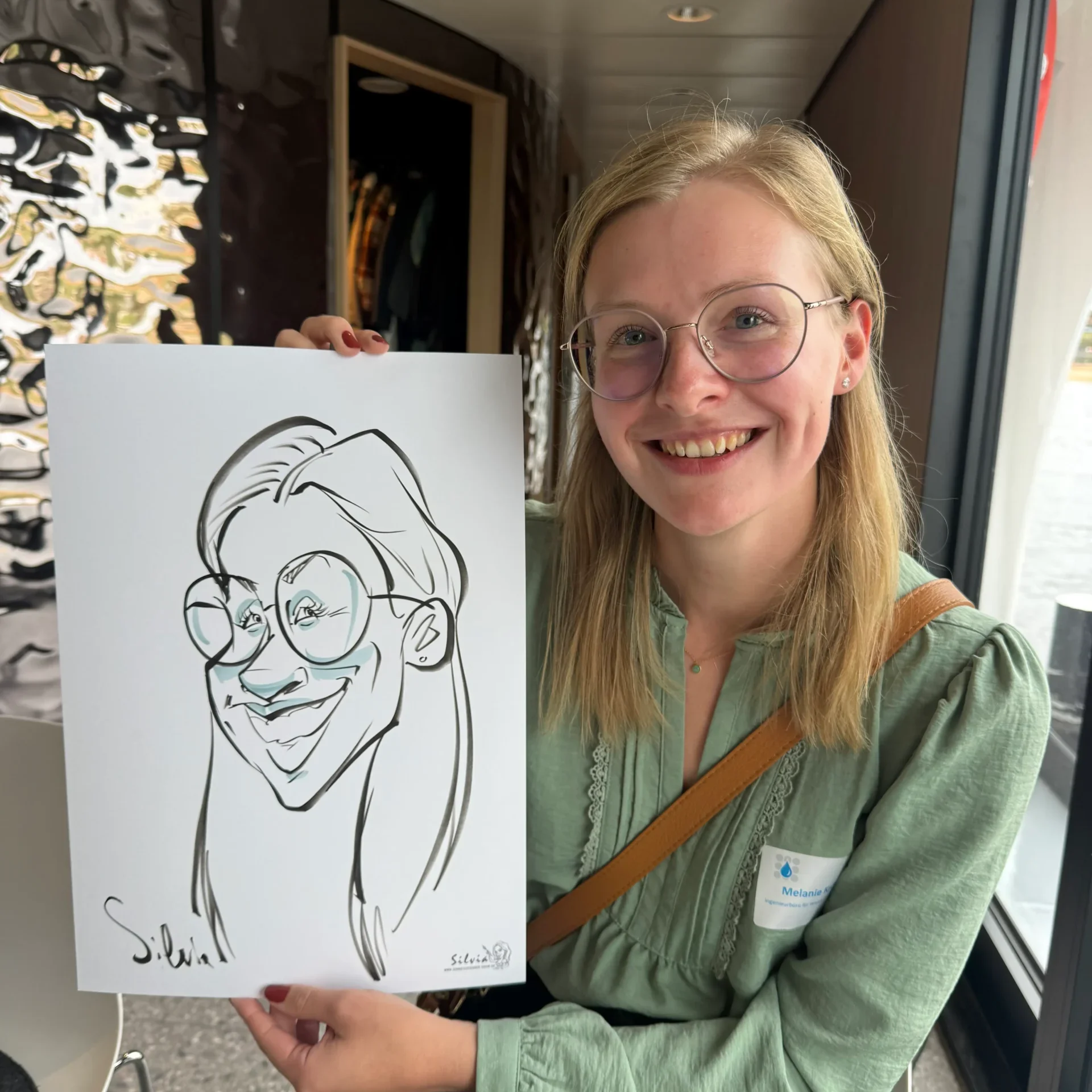 Schnellzeichnerin Silvia zeichnet live ein Karikatur-Porträt für einen Gast auf einem Event